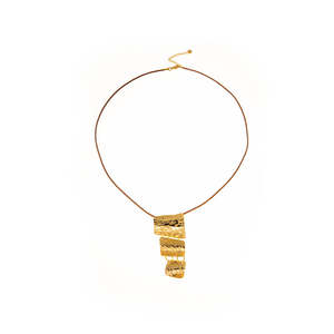 Collar con Colgante de Moda, Acero Inoxidable 316L, Baño de Oro PVD, Diseño Moderno, Resistente y Sostenible, Joyería de Diseño - Product Image 1