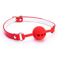 Ensemble de Contrainte en Cuir Verni Rouge Thème Père Noël avec Collier en Peluche, Menottes, Pinces, Fouet et Bâillon – Jouets Sexuels BDSM pour Adultes