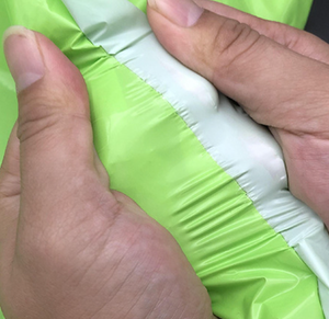 Adhésif à adhérence forte, construction résistante aux déchirures dédiée au transport de détail en ligne, sac de courrier économique - Product Image 4