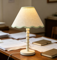 Lampe de bureau élégante et moderne avec abat-jour en tissu festonné, base blanche perlée, lumière de nuit décorative LED pour chambre à coucher
