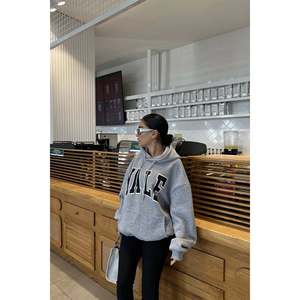 Sudadera con capucha gris con estampado Yale para mujer - Product Image 3