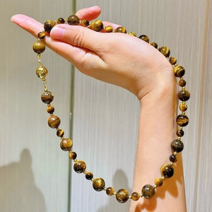 Collier en perles de pierre œil de tigre naturelle avec chaîne de clavicule en cristal au design ciel étoilé et perles rondes - Product Image 1
