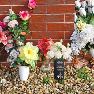 ชุดตกแต่งหลุมศพกลางแจ้ง <span class=keywords><strong>2</strong></span> ชุด แจกันทรงยาวแบบติดตั้งด้วยตะปู ดอกไม้ประดิษฐ์สำหรับสุสาน ติดทนนาน ไม่ซีดจาง เหมาะสำหรับคริสต์มาส ปีใหม่ และวันแม่ - Product Image 3
