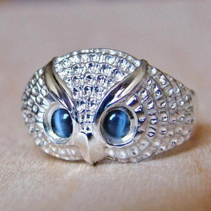 Bague cocktail en forme de hibou avec pierres en zircone cubique bleue, sertie pavé, bijoux de mode unisexe, cadeau pour elle ou lui - Product Image 1