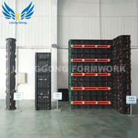 Système de coffrage en plastique réutilisable, conception modulaire pour le coulage de murs et de colonnes en béton sur chantier