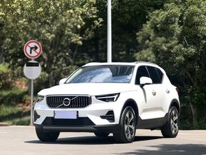 Stock 2021-2023 Vovo <span class=keywords><strong>XC40</strong></span> d'occasion, SUV scandinave de luxe 5 places, toit ouvrant panoramique, conduite à gauche - Product Image 2