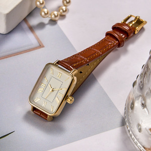 Nuevo reloj elegante para estudiantes con esfera cuadrada de números romanos retro, correa de cuero de alta gama y movimiento de cuarzo para mujer. - Product Image 3
