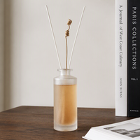 Bouteilles diffuseurs à roseaux en verre transparent gaufré multi-tailles en gros avec logo personnalisé sérigraphié et estampé à chaud pour la décoration intérieure