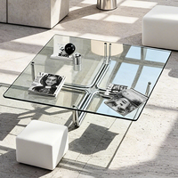 Table basse carrée moderne en verre avec structure en acier pour le rangement dans les petits espaces du salon