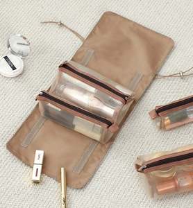 Bolsa de Cosméticos Morada para Mujer, con Detalles en Rosa y Plateado, de Nailon Moderno con Cierre de Cremallera y Patrón de Letras en Color Sólido - Product Image 2