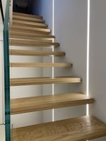 Escalier flottant Tanlong en chêne massif avec balustrade en verre trempé sans cadre, escalier central moderne à poutre centrale