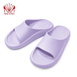 Pantuflas de plataforma EVA fabricadas en fábrica con suela acolchada gruesa, ligeras, con logo personalizado para el hogar, baño y exteriores. - Product Image 5