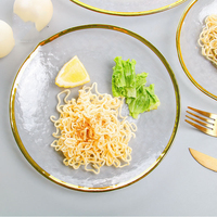 Assiette en verre transparente à bord martelé doré pour mariage et décoration intérieure