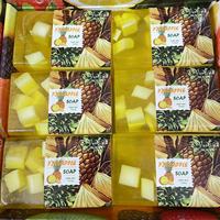 Vente en gros de marque privée de savon nourrissant original pour le bain pour éclaircir la peau avec fleurs et fruits