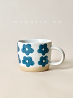 Tasse à café et latte en poterie rustique rétro antique, peinte à la main avec motif floral, design pour couple