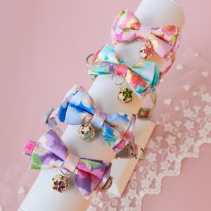 Collares Elegantes de Lujo para Mascotas con Diseño Floral, Corbatín y Campana, Ajustables y Sostenibles para Perros y Gatos - Product Image 1
