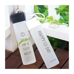 Bottiglia di acqua all'ingrosso di alta qualità lettera personalizzata tazza di acqua colorata smerigliata <span class=keywords><strong>con</strong></span> coperchio e corda bottiglia di vetro a buon mercato - Product Image 1