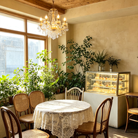 Vitrine en verre sur mesure de luxe pour café, adaptée au design intérieur de café.
