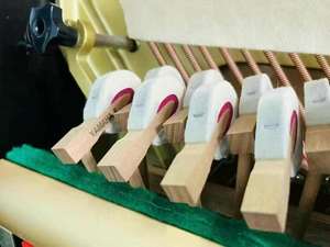 Piano Vertical <span class=keywords><strong>Yamaha</strong></span> UX300 Classics Color Negro en Venta, Excelente Calidad de Sonido para el Hogar y el Estudio - Product Image 4