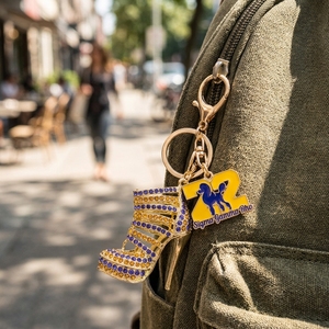 Colgantes <span class=keywords><strong>de</strong></span> metal con diseño 3D hueco <span class=keywords><strong>de</strong></span> diamante azul y amarillo, con forma <span class=keywords><strong>de</strong></span> zapato <span class=keywords><strong>de</strong></span> tacón alto, y dijes <span class=keywords><strong>de</strong></span> joyería con motivos griegos, sociales, Pretty Poodle, Sigma Gamma Rho - Product Image 1