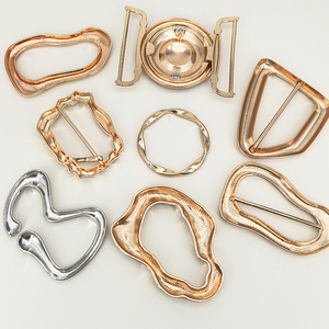 Anello Decorativo Regolabile di Grandi Dimensioni con Elementi Marini e Fibbia in Metallo - Product Image 4