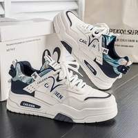 Nouvelles chaussures blanches respirantes pour hommes, étudiants, tendance, polyvalentes, à semelle épaisse, sport, décontractées, style skate, chaussures papa.