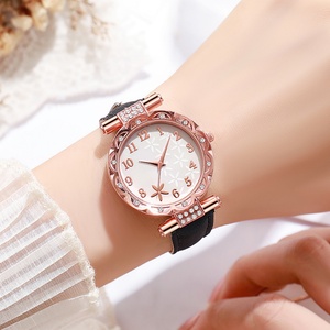 Reloj de cuarzo para mujer, correa de cuero, esfera floral, reloj de pulsera con diamantes de imitación para mujer, estilo elegante - Product Image 1