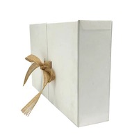 Boîte cadeau réutilisable blanche avec laminage mat et impression offset, fermeture à ruban pour emballage de mariage, anniversaire ou fête