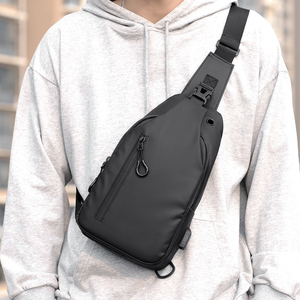 Bolsos de Pecho Negros de Moda para Hombre, Bolsos Cruzados Negros Impermeables para Deportes al Aire Libre con Cargador USB - Product Image 1