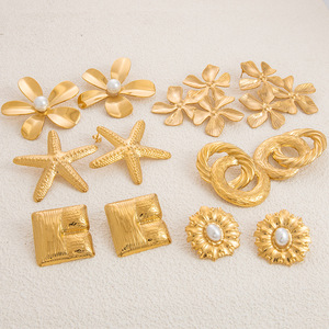 Boucles d'oreilles tendance plaquées or 18 carats en alliage de zinc, motifs fleur, étoile de mer, perle, tournesol, simples et polyvalentes - Product Image 1