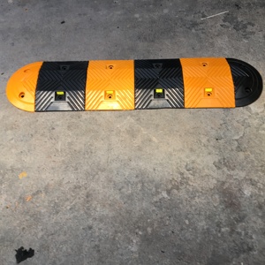 गर्म बिक्री कारखाने मूल्य भारी शुल्क प्रीमियम गुणवत्ता पुनर्नवीनीकरण रबर रोड हम्प टिकाऊ गति बम्प 15 टी लोड क्षमता 1-5mph - Product Image 5