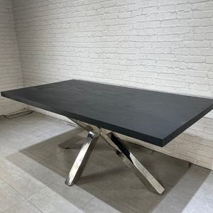 Mesas de Comedor de Estilo Moderno y Lujoso, Populares en Europa, con Cubierta de Roble, Patas Cruzadas de Acero Inoxidable y Travertino - Product Image 2