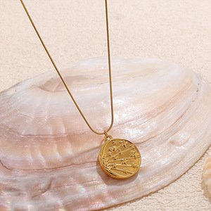 Collar con colgante de estrella redonda de acero inoxidable, chapado en oro de 18 quilates, joyería sencilla y moderna para mujer - Product Image 2