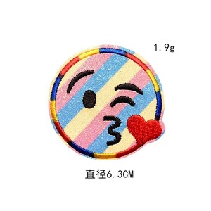 Parche bordado personalizado Gillian de Yiwu DIY parches brillantes de sonrisa en forma de corazón y flor tela de estilo de hierro - Product Image 4