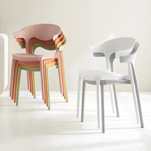 Chaise de bureau Yihang Shangpin avec dossier en corne, populaire sur <span class=keywords><strong>internet</strong></span>, tabouret de bureau, chaise de salle à manger en plastique simple et épaissie, style nordique, non pliable - Product Image 1