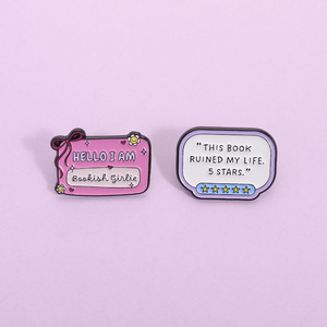 Broches de esmalte de aleación de zinc y níquel negro con diseño de notas adhesivas y 'I Am Bookish Girlie' para clubes de lectura, insignias y regalos de joyería divertidos - Product Image 5