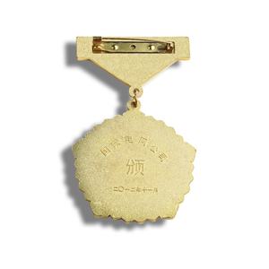 Medalla de Metal Dorada con Diseño Personalizado, Logotipo Grabado en Relieve del Pentágono, Medalla Honorífica - Product Image 6