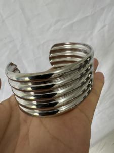 Nouveauté 2024, mode, vente en gros pas chère, <span class=keywords><strong>bracelet</strong></span> ouvert martelé en or 18 carats pour femmes, <span class=keywords><strong>bracelet</strong></span> épais plaqué or - Product Image 4