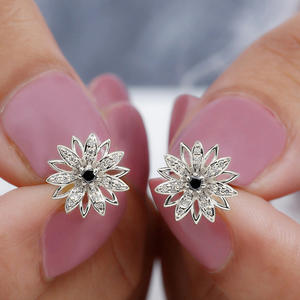 E4033 Orecchini a forma di fiore in oro bianco con montatura a punta rotonda in zirconi per gioielli classici da donna - Product Image 4