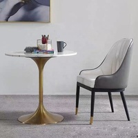 Ensemble de chaises de salle à manger en métal de style moderne avec table ronde en marbre mobilier durable pour petits cafés et restaurants