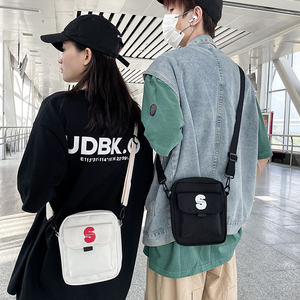 OEM Odm personnalisé blanc noir lettre imprimée mensonge jachère carré léger portable unisexe nylon sac de téléphone portable sac de messager - Product Image 1