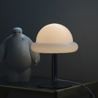 Lampe de table Bauhaus de style moderne avec abat-jour en verre design et commande par bouton pour la décoration