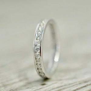 Anello Eternity Q850 in Oro Bianco con Diamanti Rotondi Incastonati, Anello Unisex per Matrimonio - Product Image 1