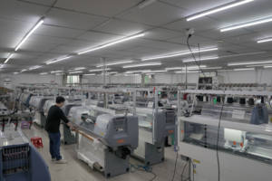 OEM Service all'ingrosso <span class=keywords><strong>oversize</strong></span> maglia di Design contemporaneo in maglia Poncho maglione da <span class=keywords><strong>donna</strong></span> a collo alto Casual <span class=keywords><strong>maglieria</strong></span> ampia - Product Image 4