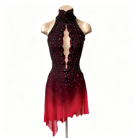 Robe de compétition de patinage artistique rouge bordeaux dégradé, col montant halter, dos ouvert ajouré, jupe asymétrique, ornée de strass