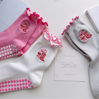 Chaussettes de yoga antidérapantes personnalisées de bonne qualité avec logo brodé pour femmes – Chaussettes de Pilates confortables à volants, vente chaude