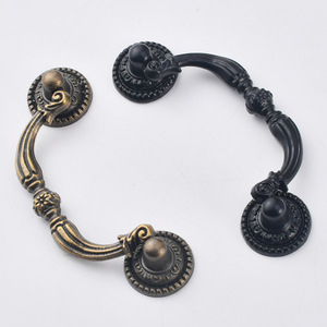 Poignée de tiroir de meuble en alliage de zinc bronze antique, espacement des trous de 69 mm, style barre traditionnel, quincaillerie domestique durable - Product Image 2
