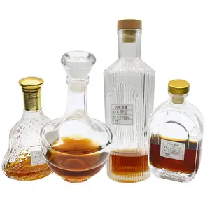Bouteille en verre gravée extrêmement blanche de qualité supérieure 750ml 850ml 1L 1,5 L bouteille en verre de liqueur de brandy xo en vrac avec bouchon