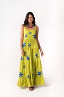 Nouvelle robe longue à bretelles plissée brodée à large ourlet pour les vacances à la plage