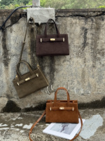 Sac à main en daim East West avec ceinture frontale, fermeture à fermoir, double poignée, sac bandoulière, commande en gros